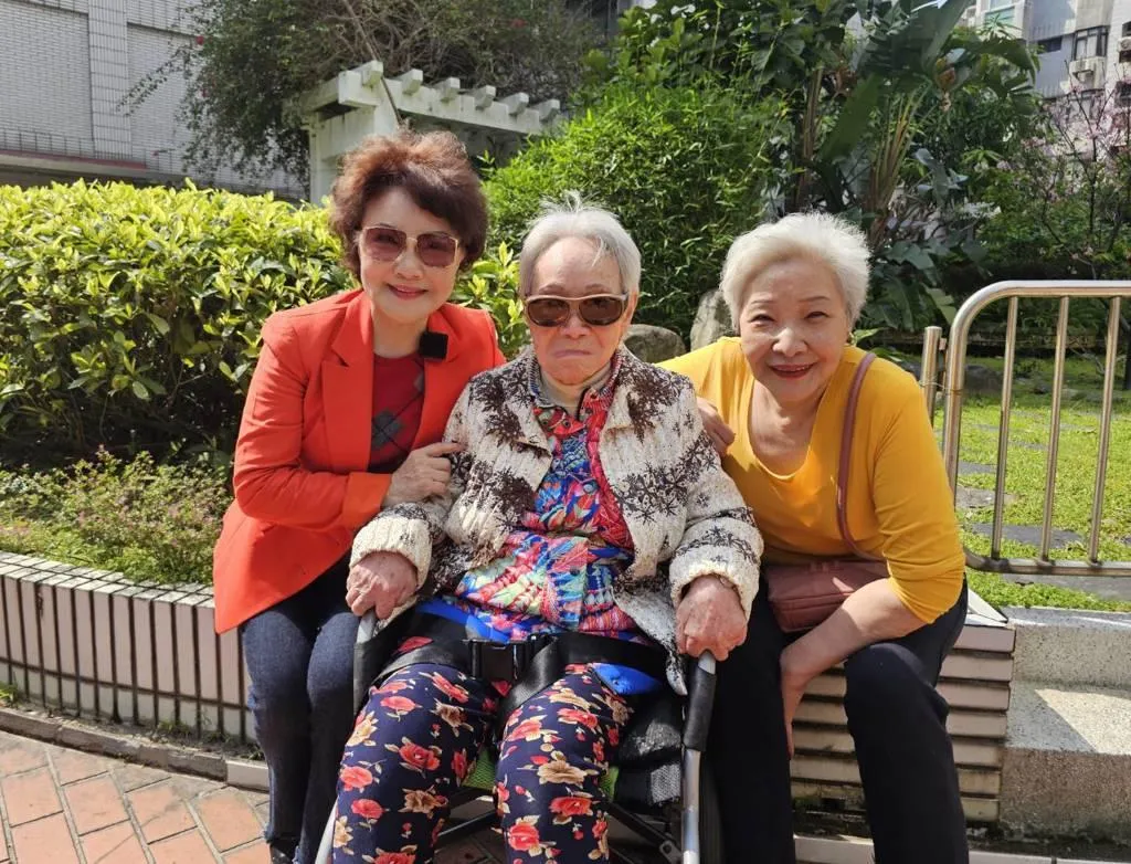 (左)楊燕、楊燕104歲母親及妹妹一同受訪。(圖/中時 游定剛 攝)
