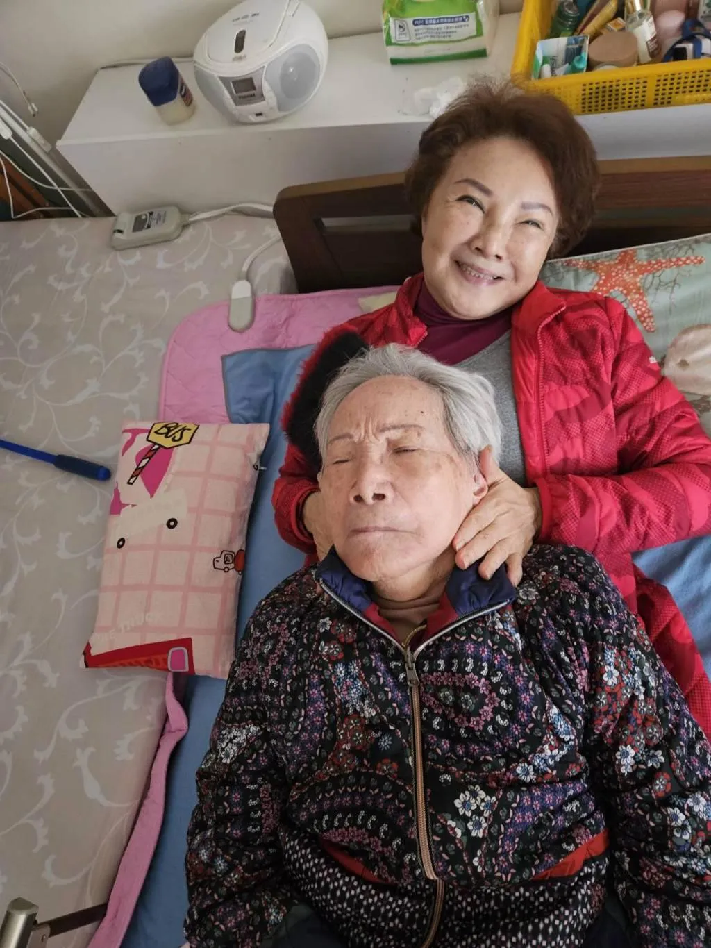 楊燕(上)為104歲母親按摩。(圖/楊燕 提供)