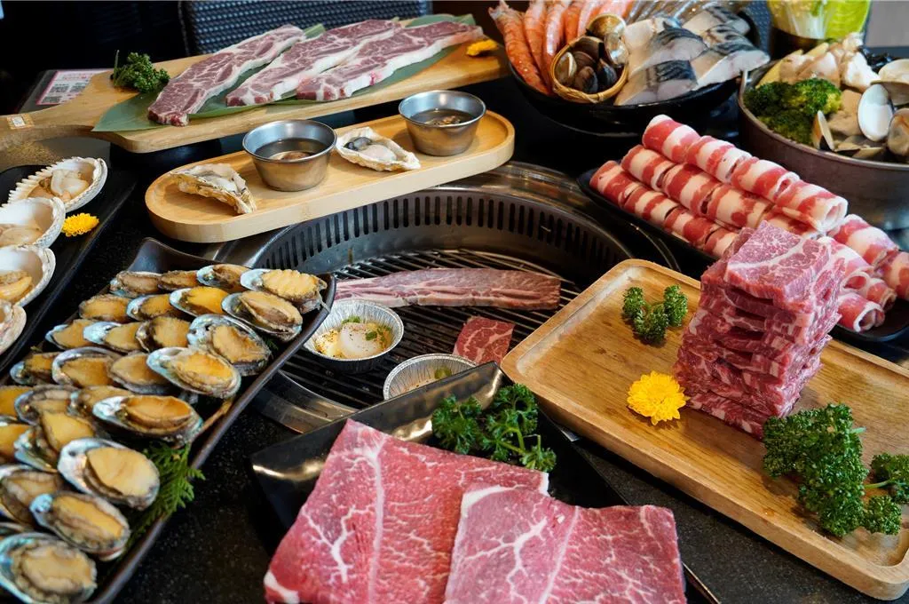 滿足證件條件至熊一燒肉消費指定餐點,有機會享九孔鮑魚吃到飽。(圖/馬辣集團提供)