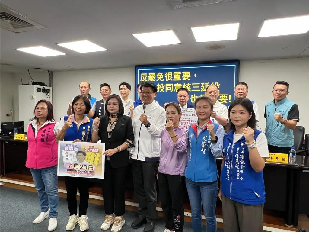 國民黨立委謝龍介19日偕台南市議會國民黨團及即將參選的青年軍,懇請鄉親23日踴躍出門投公投票,支持核三重啟。(報系資料照)