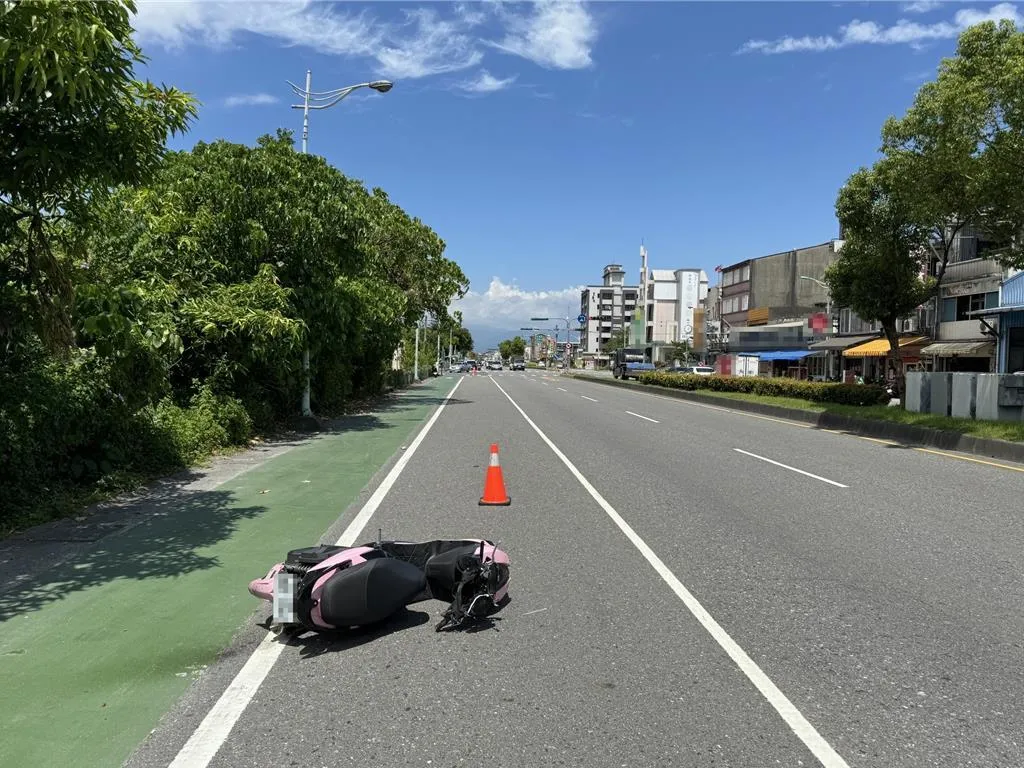 宜蘭一名年僅21歲的林姓女機車騎士，先在冬山路、照安路口與轎車發生擦撞後，整個人被噴飛數公尺撞上路旁燈桿，遺憾送醫不治。（圖/警方提供，下同）