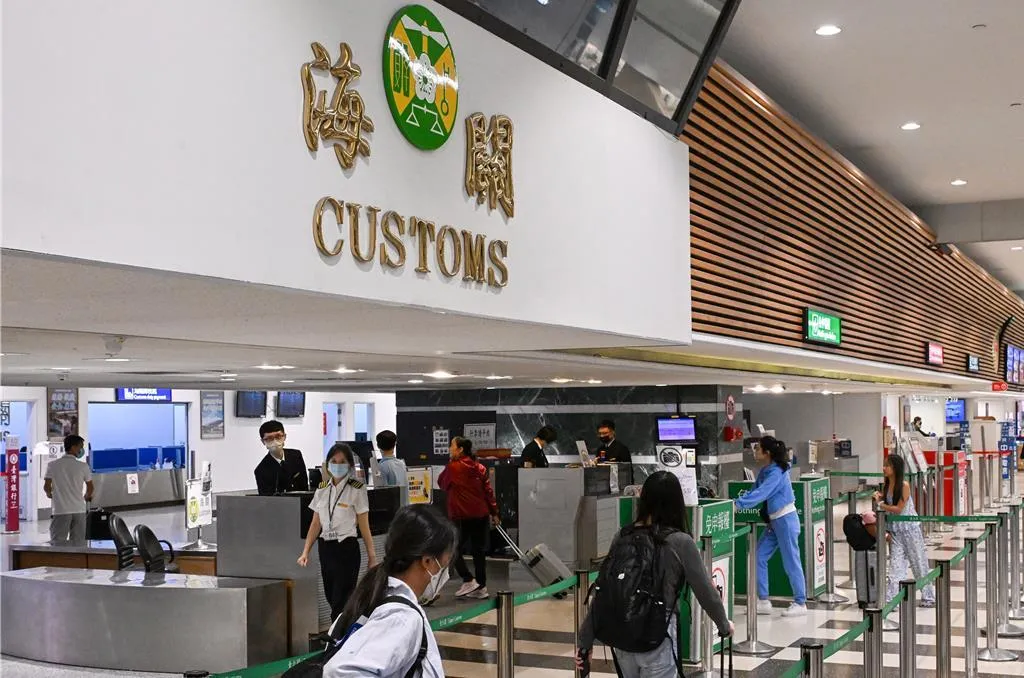 桃園國際機場近3個月內接連發生3起疑似走私毒品入境遭海關攔查的逃脫事件，其中一名犯嫌更對海關人員施暴，所幸最後均遭到制伏。（圖／翻攝自中時新聞網）