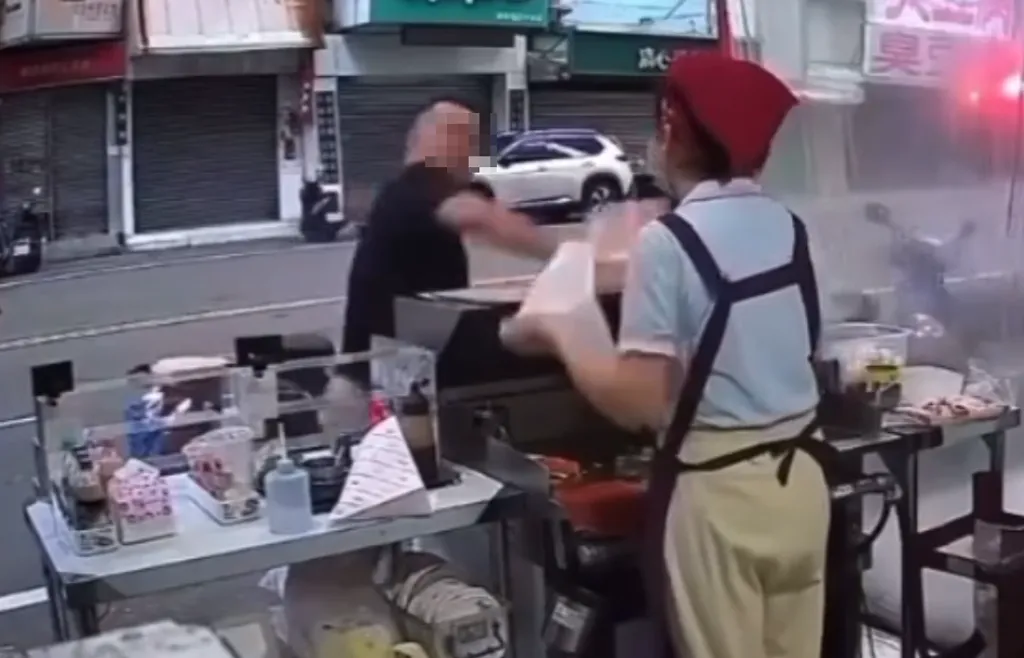 新竹市一名李姓男子借不到廁所竟動手砸店。(圖/翻攝畫面)