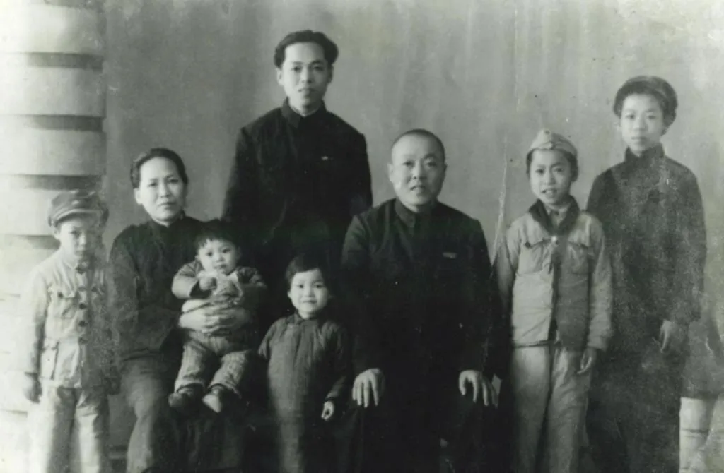 李富城全家福，（右2）為資深氣象主播李富城。（圖／李富城 提供）