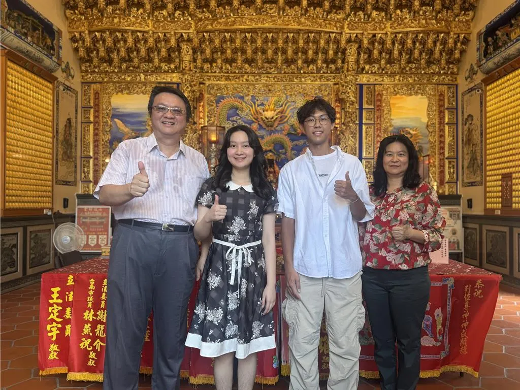信徒張廷熊(右2)、陳妍妡(左2)今年分別錄取國內外的醫學院系。(圖/中時/曹婷婷攝)