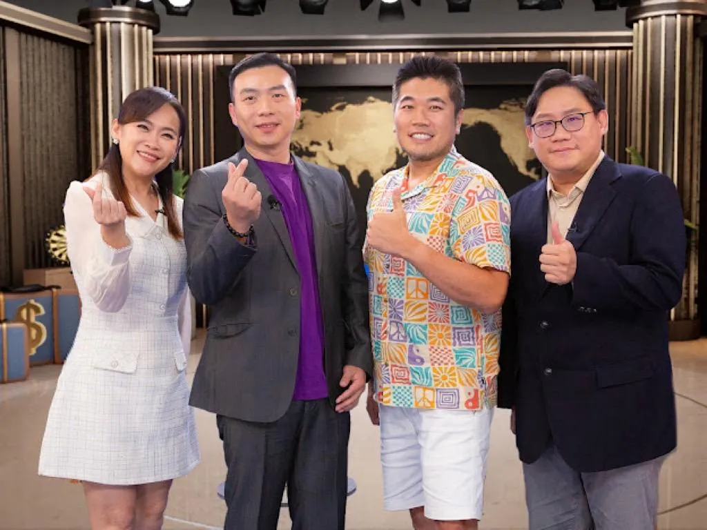 林氏璧（右）在《NOW生活攻略》破解買票「都市傳說」。徐敏華（左起）、易遊網總經理陳志豪、機票獵人蓋瑞哥。（圖／NOW生活攻略 提供）