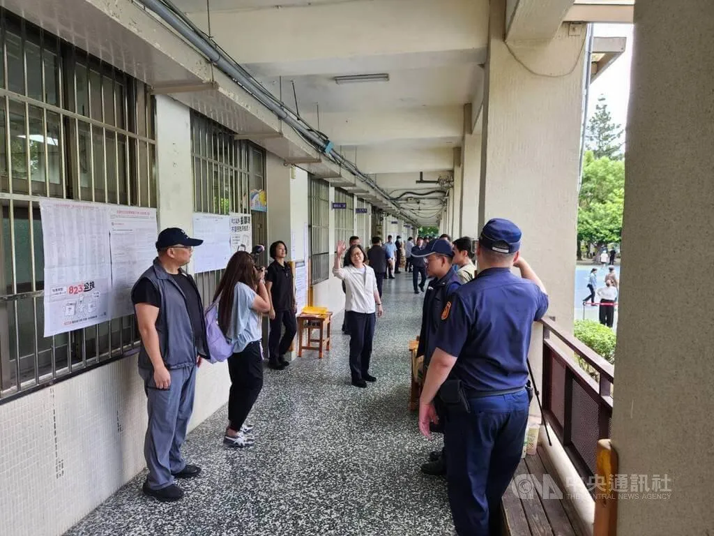 核三重啟公投登場,前總統蔡英文(中)23日前往投票(圖/中央社提供)