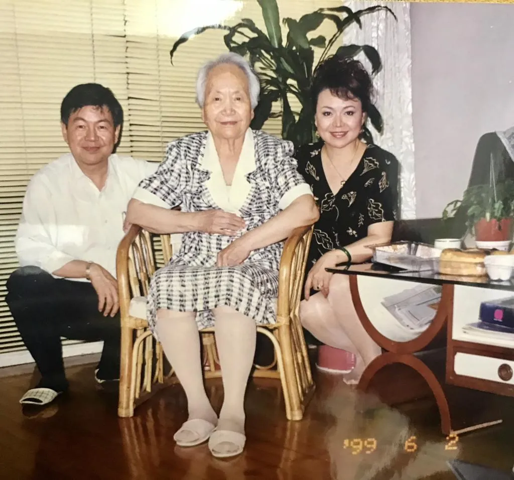 侯麗芳（右）對母親沒能說出口的愛成遺憾。（圖／侯麗芳 提供）