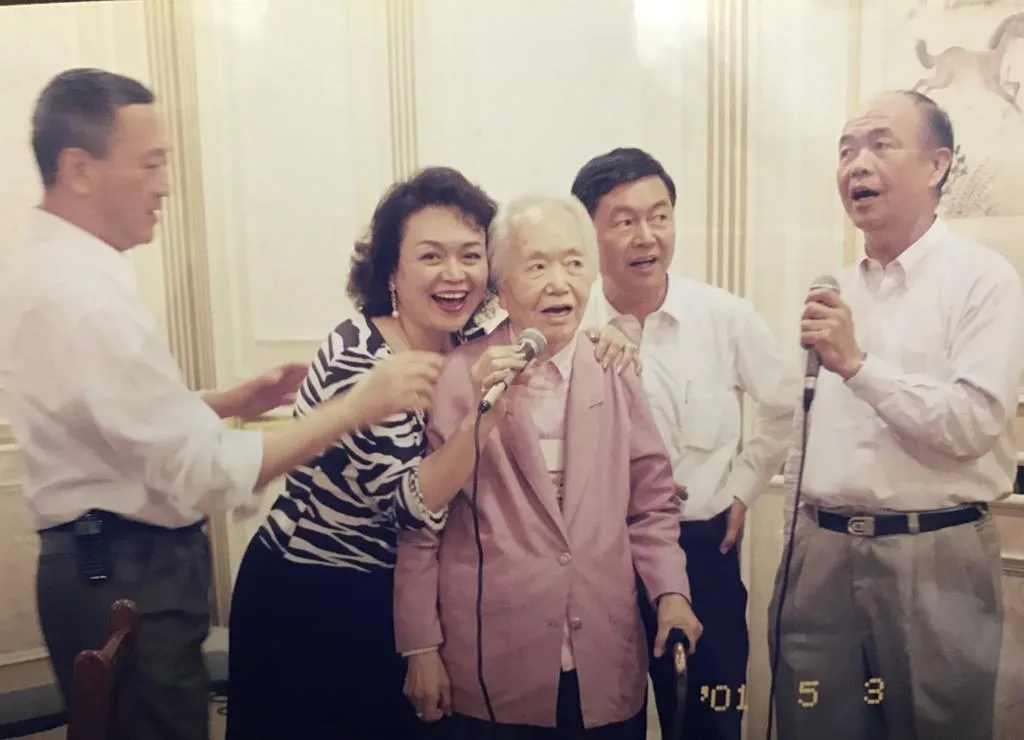侯麗芳（左2）和母親、兩位哥哥及老公一起歡慶50歲生日。（圖／侯麗芳 提供）
