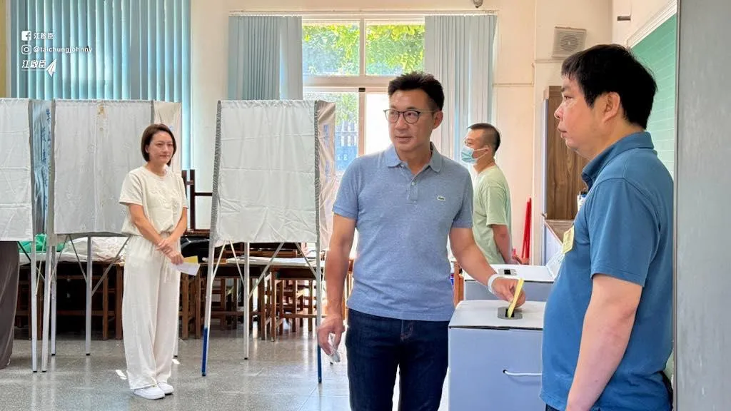 江啟臣今和妻子一起去投票。（圖取自江啟臣臉書）