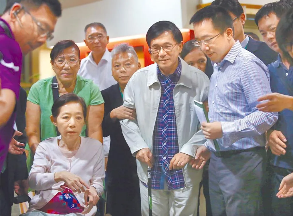 圖為2016年陳水扁與妻子吳淑珍、兒子陳致中參加高雄文化中心《阿母的目屎》向陳總統致敬音樂會，散場時一同離去。（圖/資料照）
