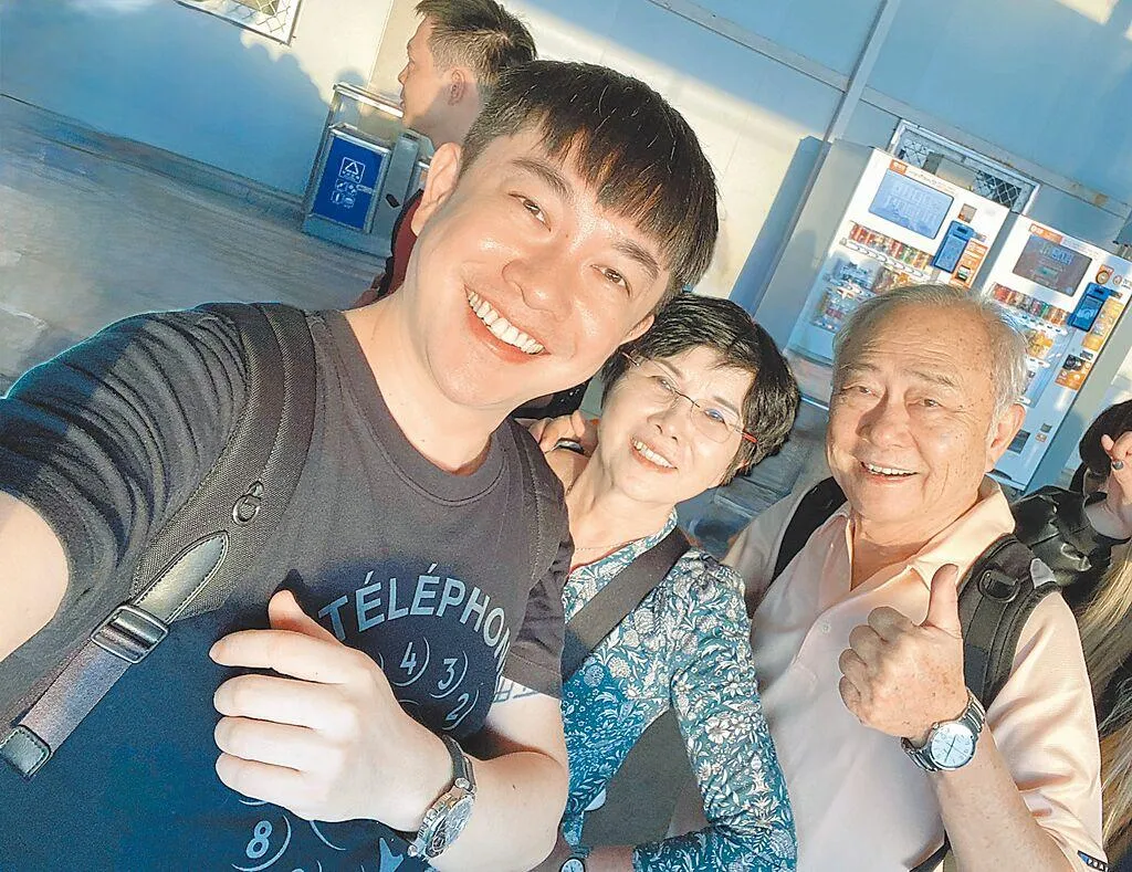 李明川（左）與母親、父親合影。（圖／產值娛樂 提供）