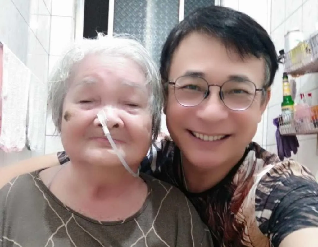 胡鴻達和媽媽感情極好,也時常在社群上分享照顧媽媽的日常。 (圖/翻攝 胡鴻達 臉書)