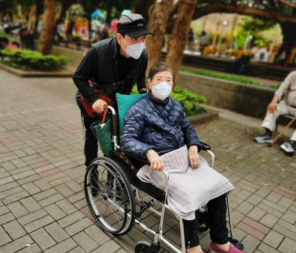 即便當年陳凱倫(後)罹癌,照顧母親仍親力親為。(圖/陳凱倫 提供)