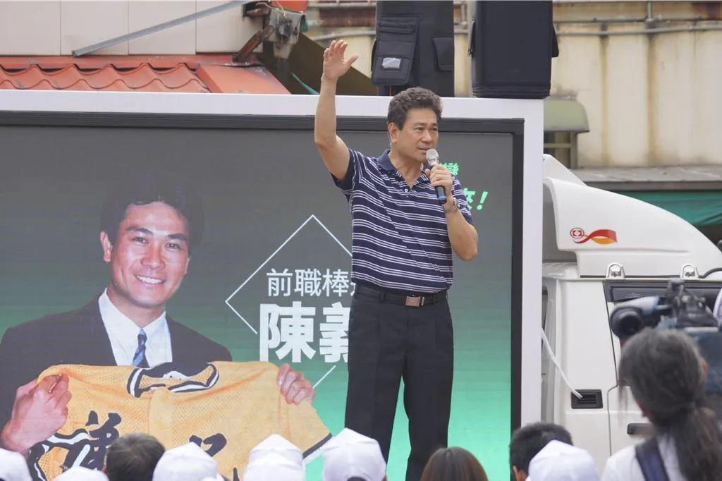 前職棒球星陳義信今年站台挺罷免，大罷免結束後入閣。（圖／報系資料照）