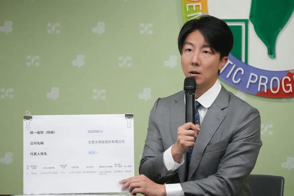 民進黨發言人吳崢27日召開記者會，他說，國民黨民代刻意影射執政黨與綠能產業關係，呼籲國民黨不要雙重標準。（圖/民進黨提供）