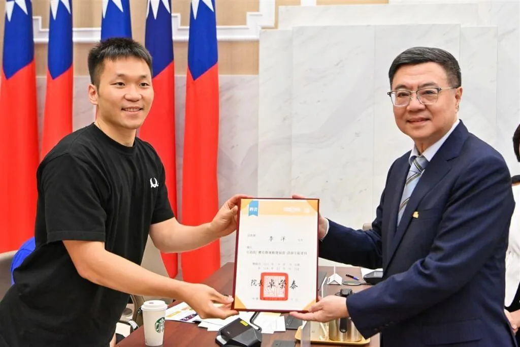 行政院長卓榮泰（右）9月9日出席體育暨運動發展部諮詢小組第1次會議，並諮詢委員聘書頒發給李洋（左）。（圖／行政院提供）