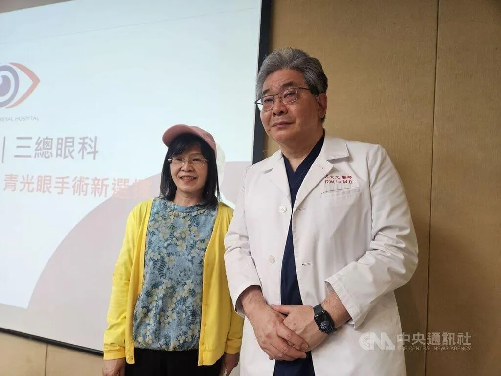 68歲的陳女士（左）罹患青光眼逾10年，視野僅剩約6成，直到2025年4月接受三軍總醫院眼科主任呂大文（右）以新型手術治療，術後恢復良好。（圖／中央社）