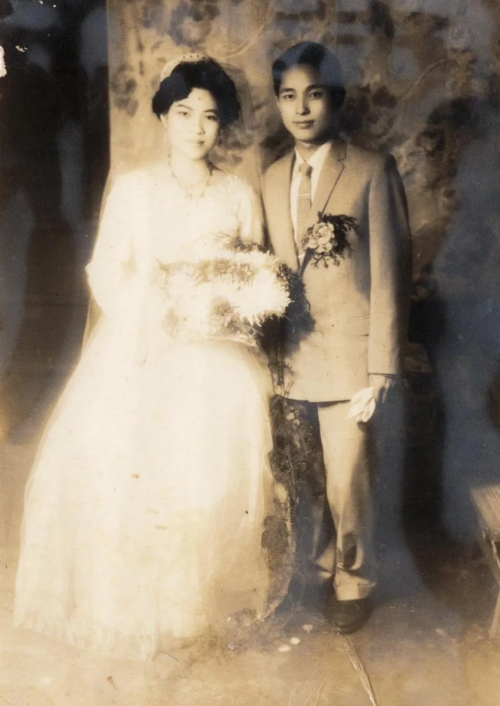 許效舜珍惜父母的結婚照。（圖／許效舜 提供）
