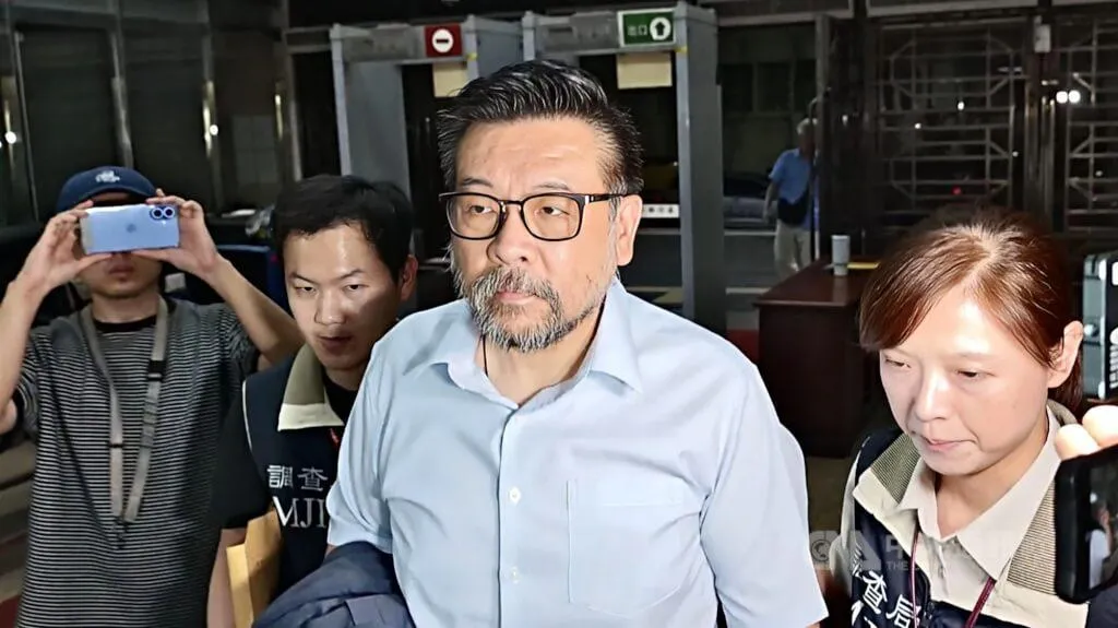 國民黨籍台北市議會副議長葉林傳（右2）疑透過人頭經營電子遊戲場，並涉嫌透過修法圖利業者。（圖/中央社）