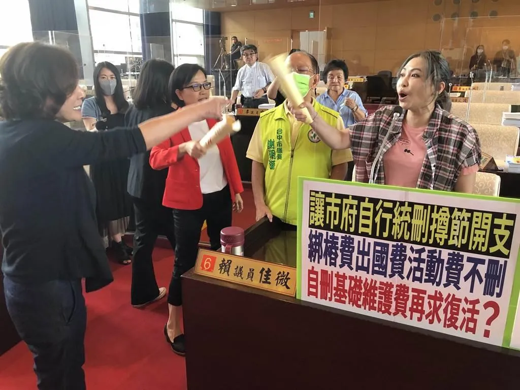 圖為賴佳薇2021年任市議員時和國民黨發生衝突。（圖/資料照）