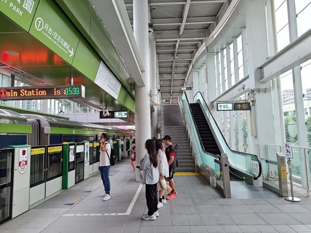 台中捷運綠線提出改善方案，各車站月台上方設備帶均擴大遮蓋範圍。（圖／中捷公司提供）