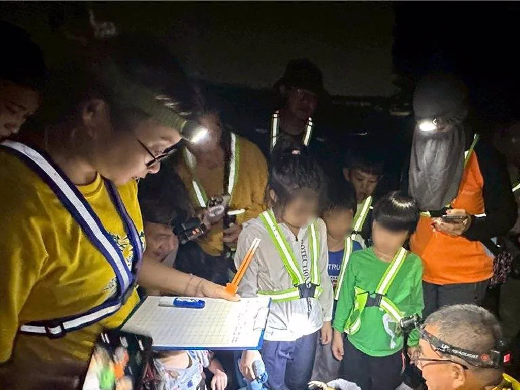 為了確保凶狠圓軸蟹能夠安全完成「釋幼之路」,濕地志工們在繁殖季節期間加強巡守工作。(圖/高雄市工務局提供)