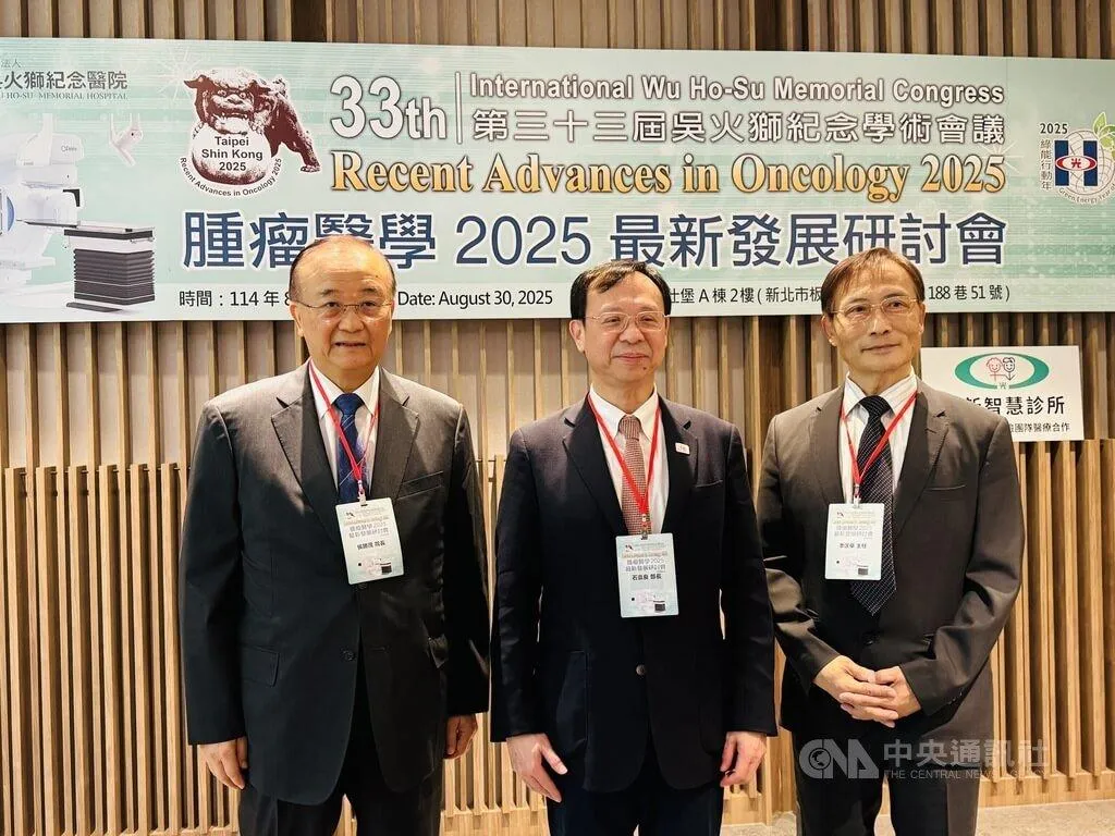 準衛福部長石崇良（中）表示，會站在病人利益與業者、保險局討論；各縣市消費能力不同，醫材統一定價須考慮是否違反公平交易法。（圖／中央社）
