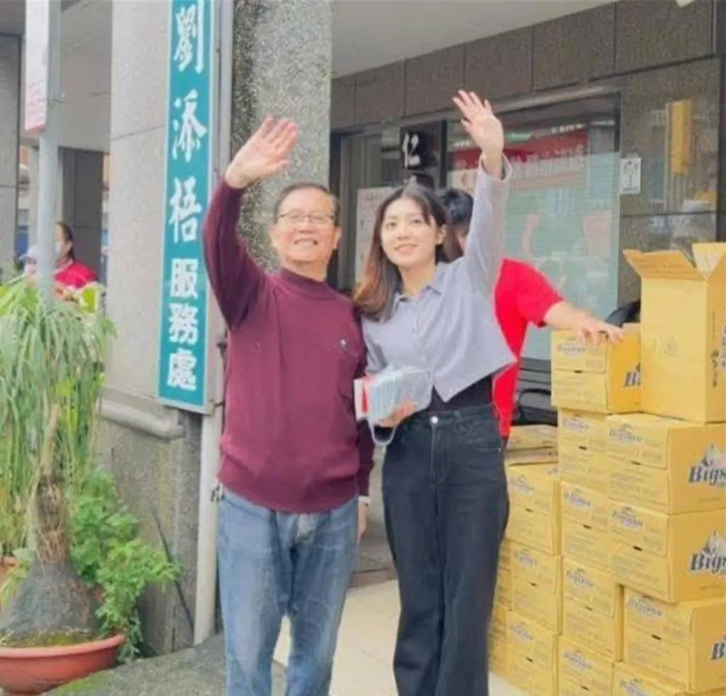 宜蘭議員劉添梧(左)與孫女劉品妡(右)。(圖/中國時報,劉添梧提供)
