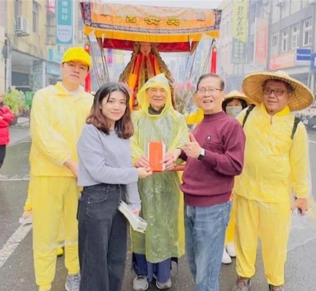 宜蘭議員劉添梧(前右)與孫女劉品妡(前左)。(圖/中國時報,劉添梧提供)
