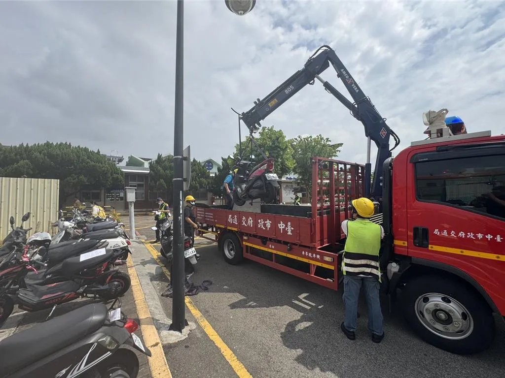 警方到場拖吊違規車輛。（圖／民眾提供）