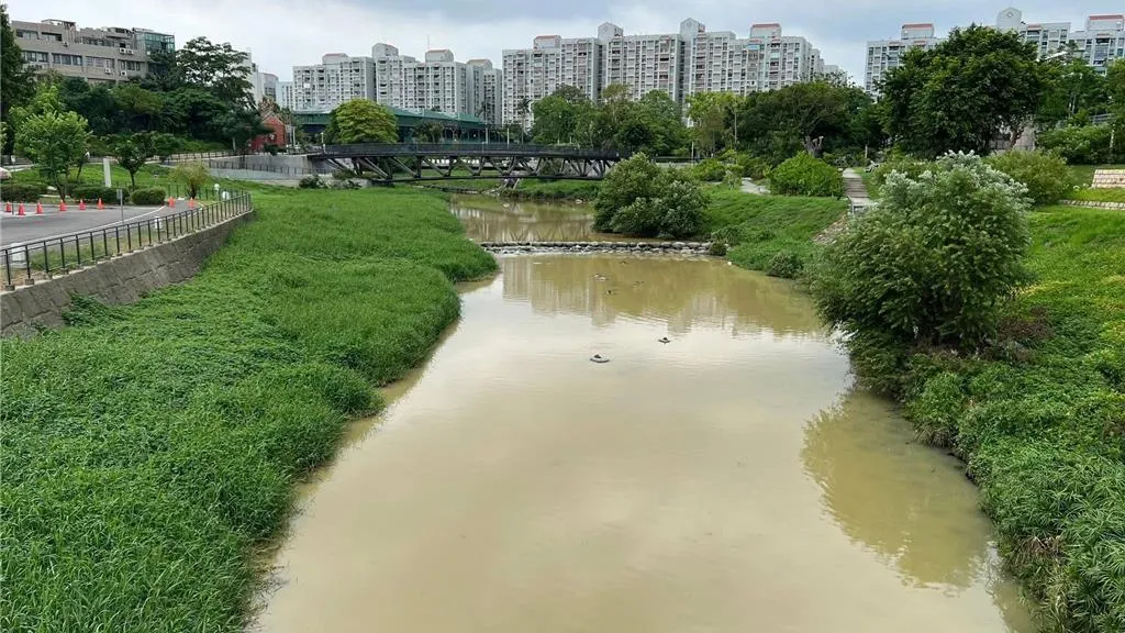 台南市中華路橋下一處自來水幹管於今(1)日發生破裂事故,大量泥沙夾帶污水經由下水道系統湧入竹溪,導致原本清澈的溪水瞬間變得混濁不堪。(圖/報系資料照)