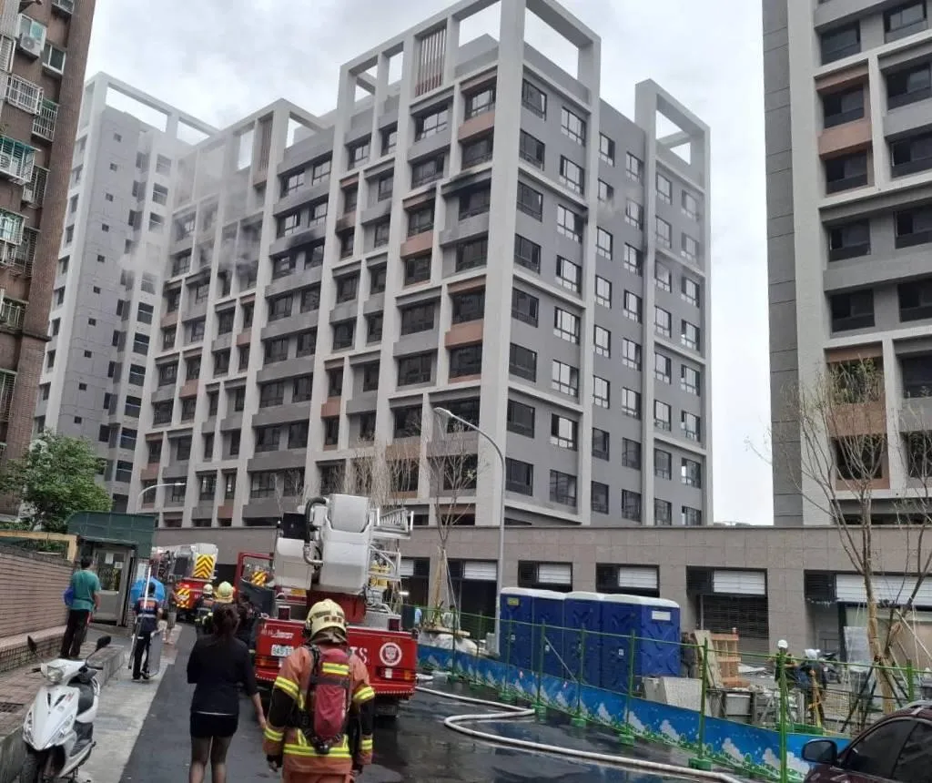 新北市土城區中央路四段54巷一處建案工地,今(1)日下午4時許發生火警事故,工地8樓竄出大量濃煙,2名工人受困陽台待援。(圖/翻攝畫面)