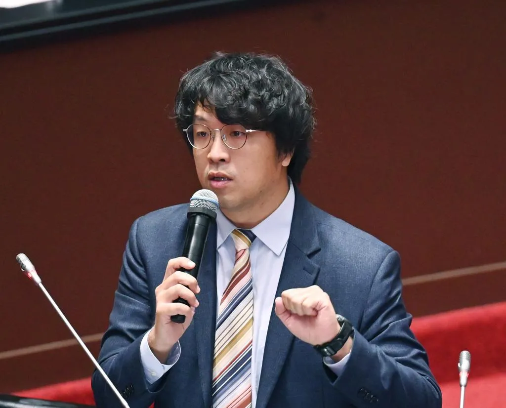沈伯洋日前接受媒體節目採訪自曝，自家門口遭人安裝針孔攝影機偷拍，並表示報警後案件淪為「死局」。（圖/資料照）