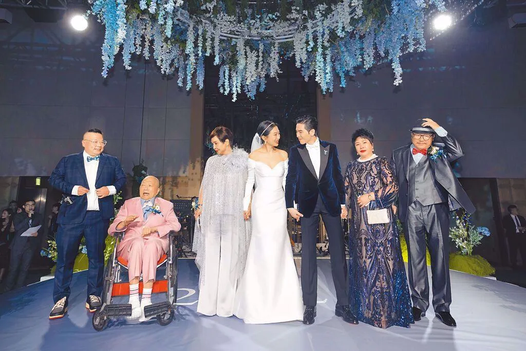 蕭敬騰岳父、資深藝人林光寧（左2）今（2）日下午驚傳突發呼吸困難，緊急送往台北醫學大學附設醫院急診。（圖/喜鵲娛樂提供）