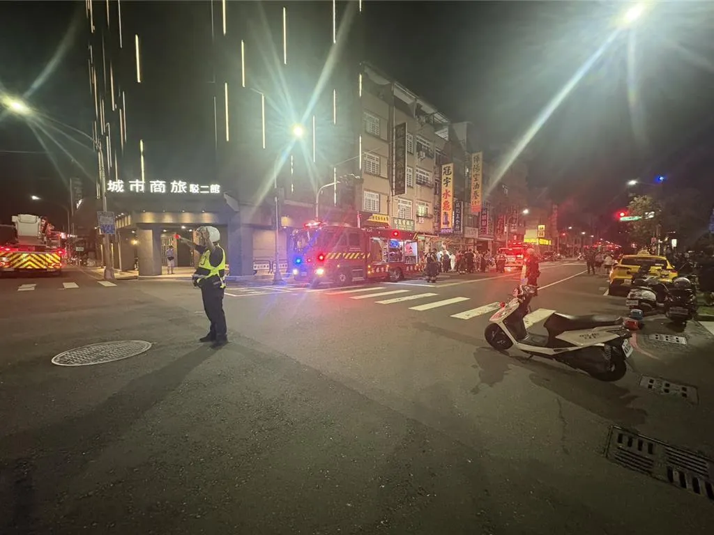高雄市鹽埕區大義街上1間透天厝因松香水不慎濺灑延長線起火，多人受傷送醫。（圖／翻攝畫面）