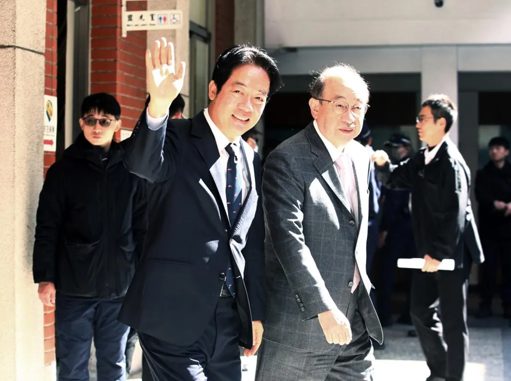 外界揣測，大罷免完敗後，身兼民進黨主席的賴清德（左）總統與立院黨團總召柯建銘（右）疑已貌合神離。（中時報系資料照）