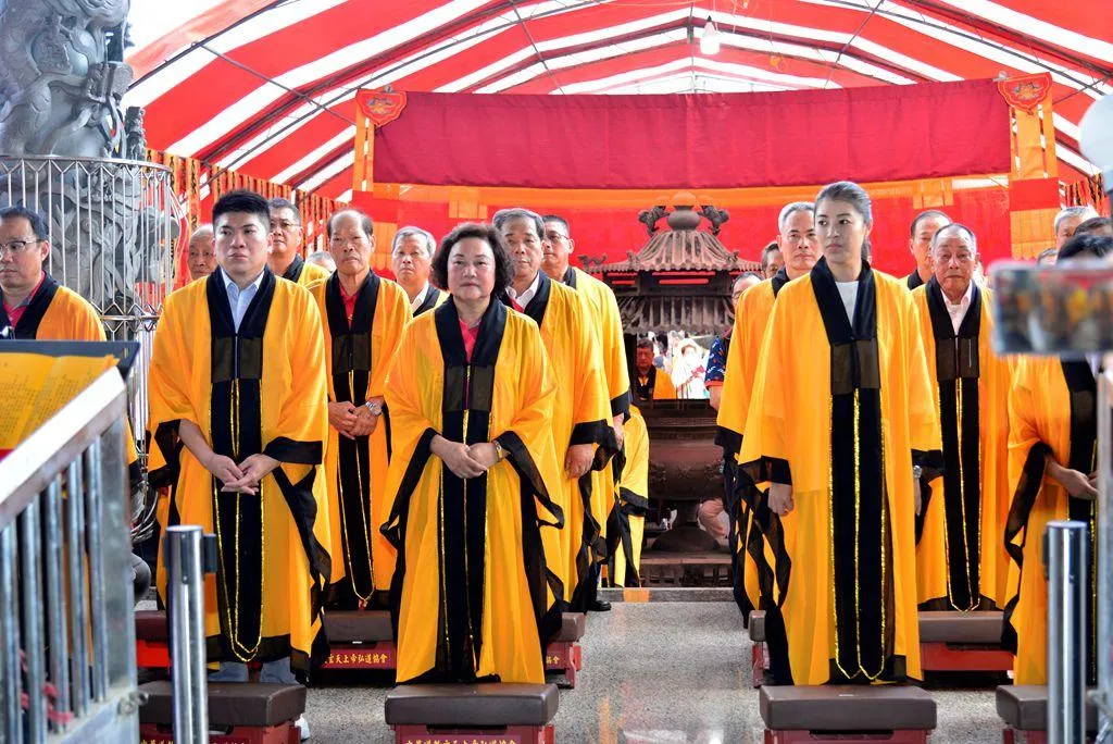 113年玄天上帝飛昇得道全國聯合慶典在南投三玄宮登場，由主委張國政，弘道協會理事長王美雲、及南投縣許淑華縣長，共同擔任主獻官。（圖／麗寶集團提供）