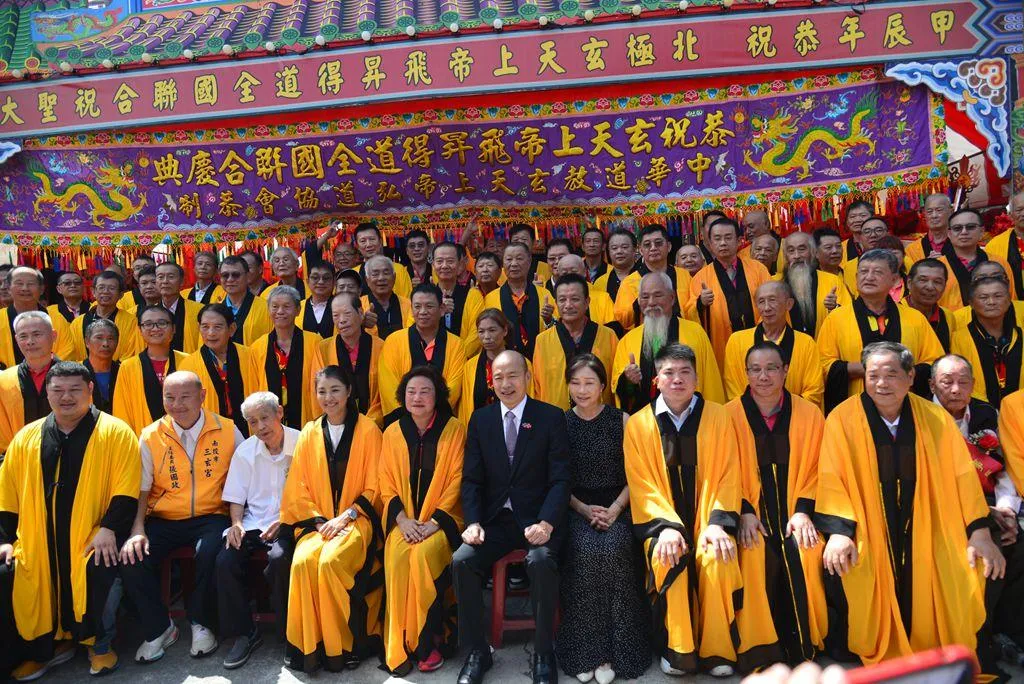 中華民國立法院院長韓國瑜先生與夫人，也於百忙之中接受邀請連袂出席祝聖會場，恭祝 北極玄天上帝飛昇得道紀念誌慶，祈求國泰民安、風調雨順。（圖／麗寶集團提供）