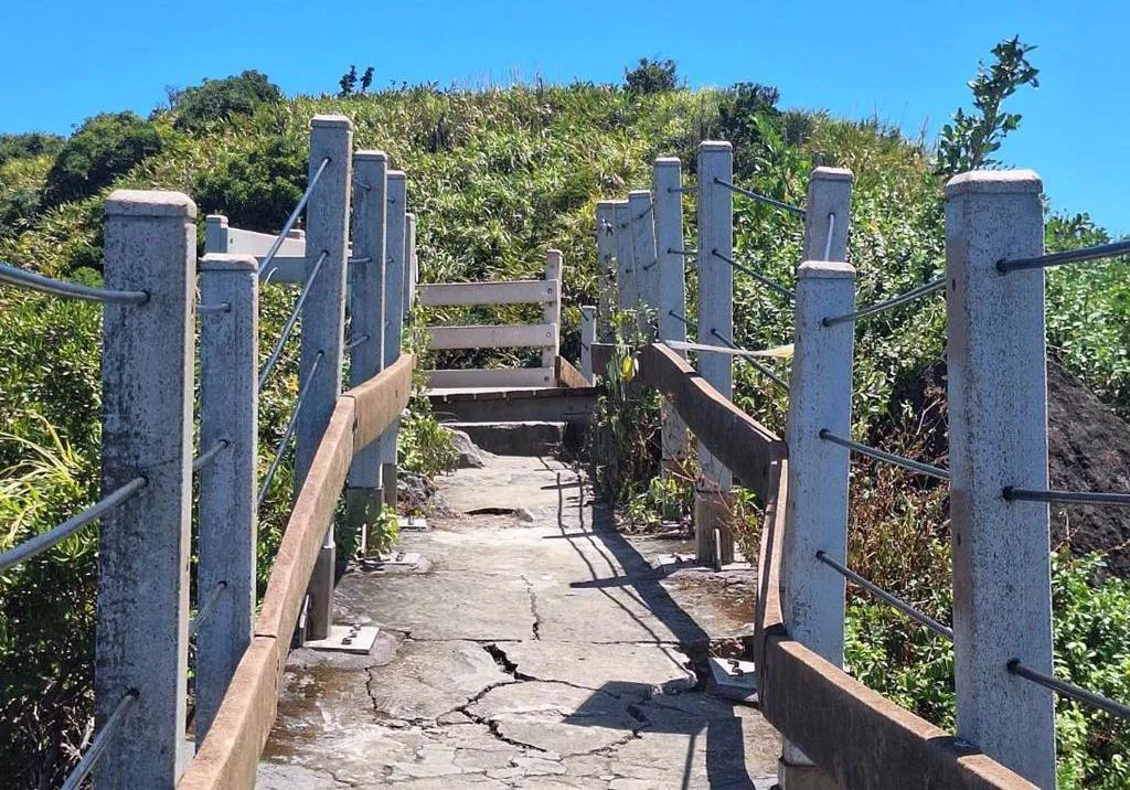 因宜蘭近海地震影響，基隆嶼部分登山步道受損，市府自9月1日起封閉維修。（圖／基隆市府提供）