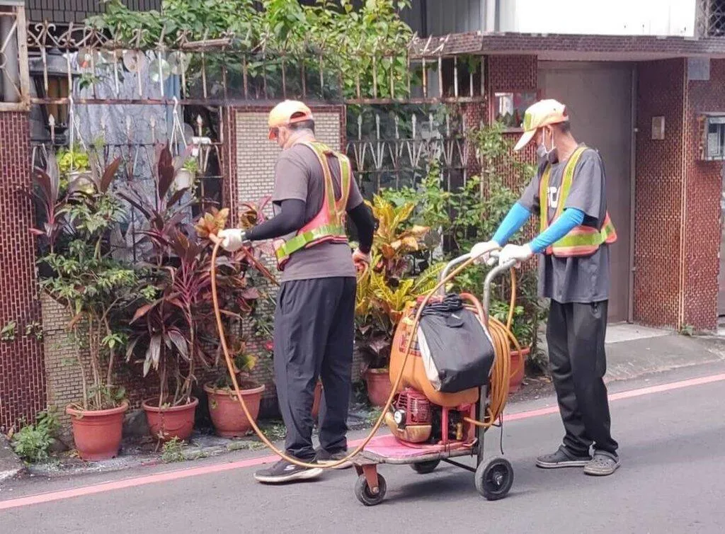 登革熱疫情擴大，防疫團隊針對警戒範圍執行緊急防治。（圖／高雄市衛生局提供）