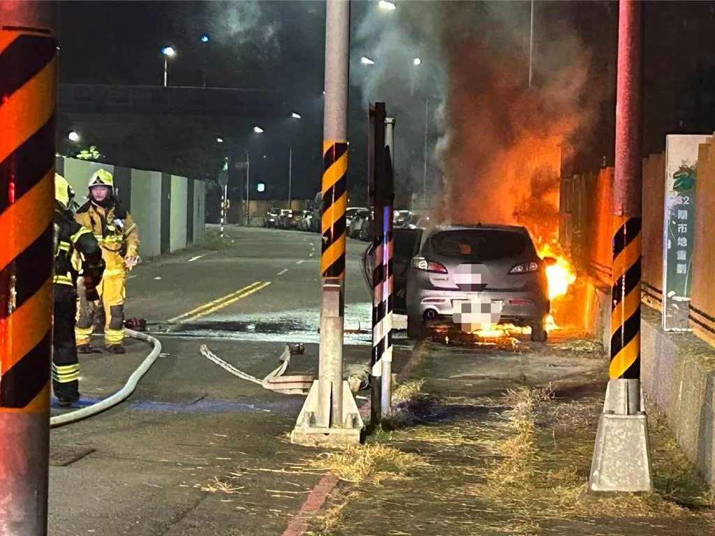 一名6旬老翁買宵夜準備在車上享用,突然聞到車內有異味趕緊下車查看,沒想到車頭就竄出火光。(圖/警方提供)