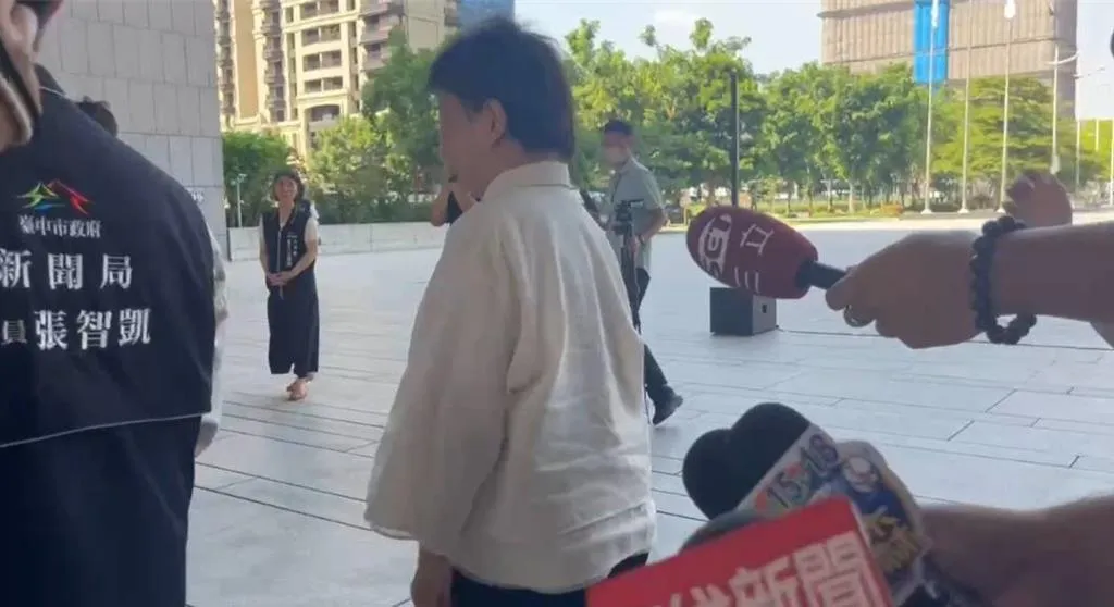 民眾黨前主席柯文哲今天（5日）獲7000萬元交保，台中市長盧秀燕面對媒體一路追問，均微笑回應，未表達任何看法。（圖／中時陳淑娥攝）