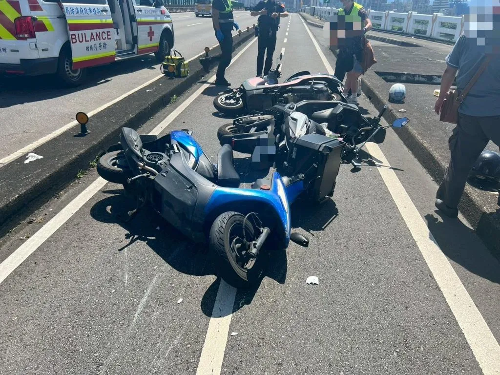 新北市三重區忠孝橋機車道今（5）日上午發生3輛機車連環追撞事故，造成2名女性和1名男性騎士受傷，經送醫治療後均無大礙。（圖/警方提供）