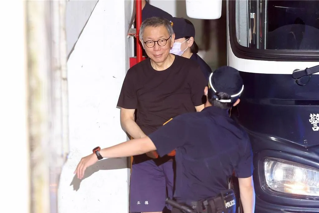 柯文哲涉京華城案被羈押滿一年後,台北地方法院裁定以7000萬元交保。(圖/資料照)
