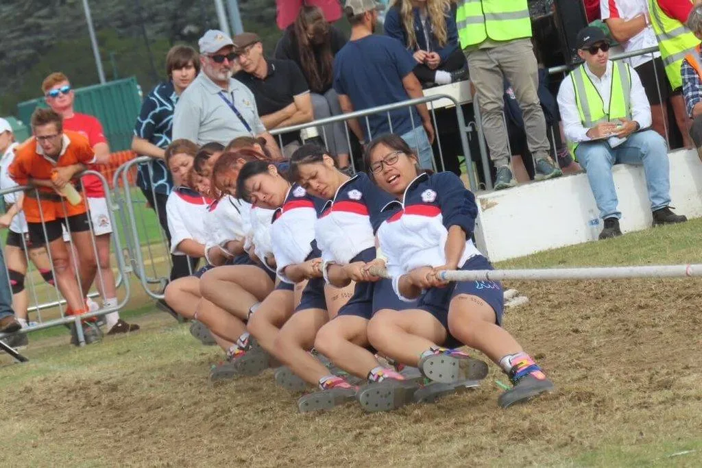 在英國諾丁漢舉行的世界室外拔河錦標賽，中華代表隊7日在女子500公斤冠軍戰擊敗瑞士摘下金牌。（圖／中華民國拔河運動協會提供）