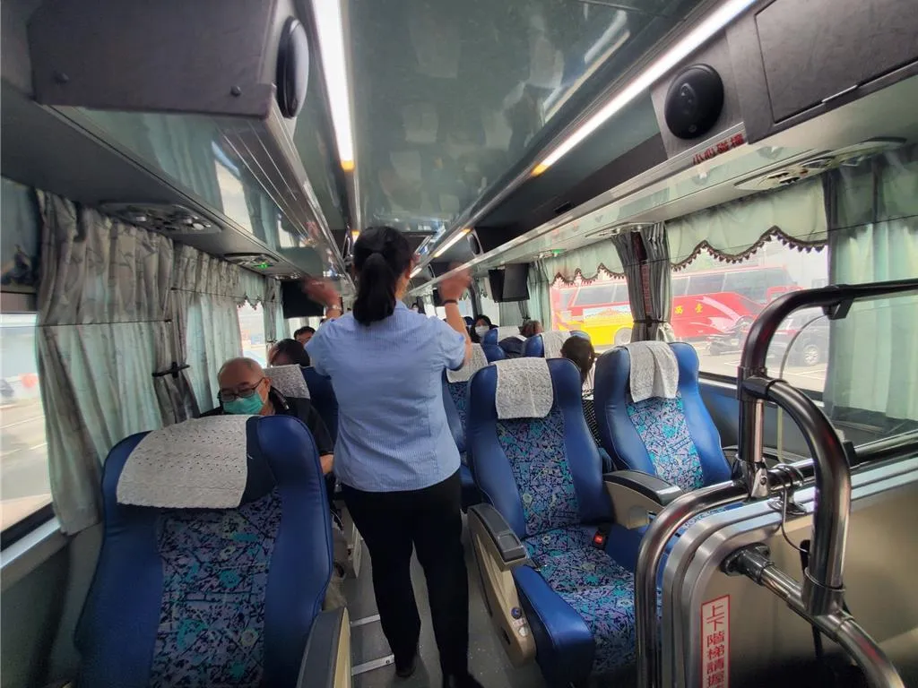 售票員廖小姐隨後上車清點人數,提醒乘客繫好安全帶,並向全車致謝。(圖/周麗蘭攝)