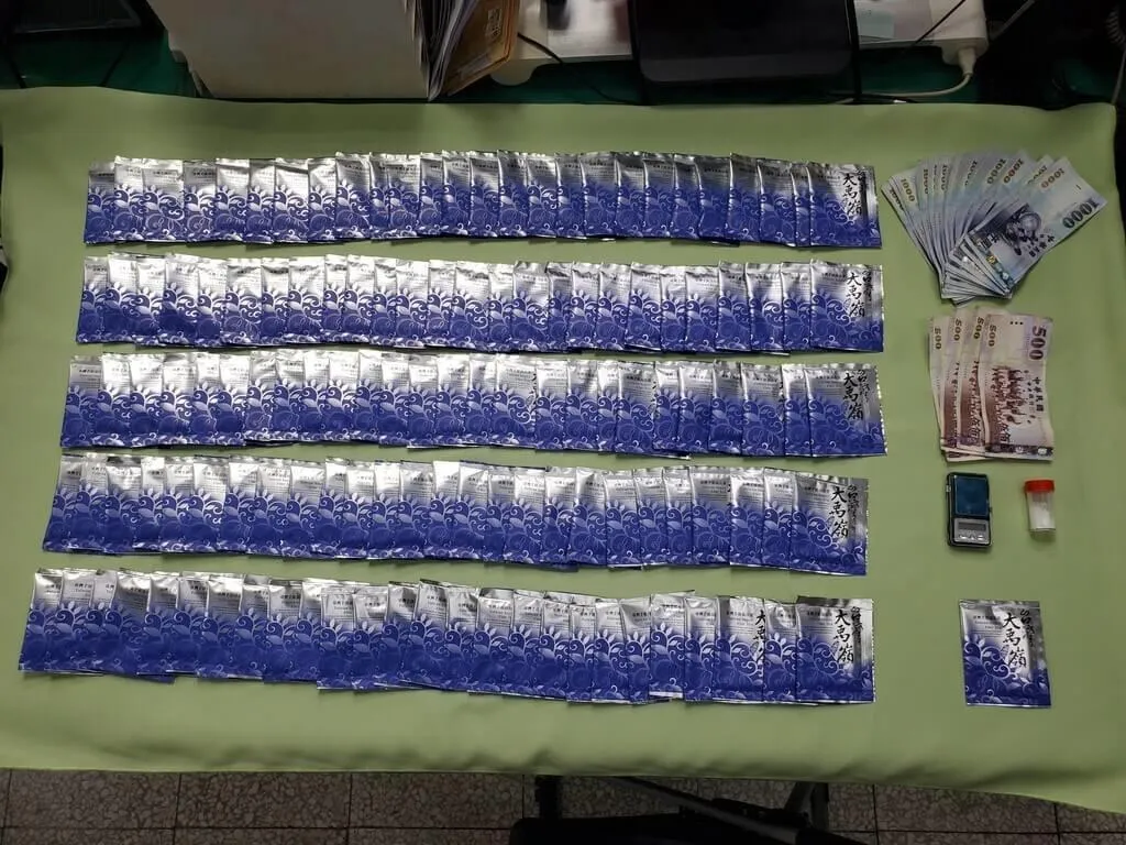 犯嫌為販毒竟將甲基甲基卡西酮等裝進「台灣大禹嶺」茶包中規避查緝。（圖／民眾提供）