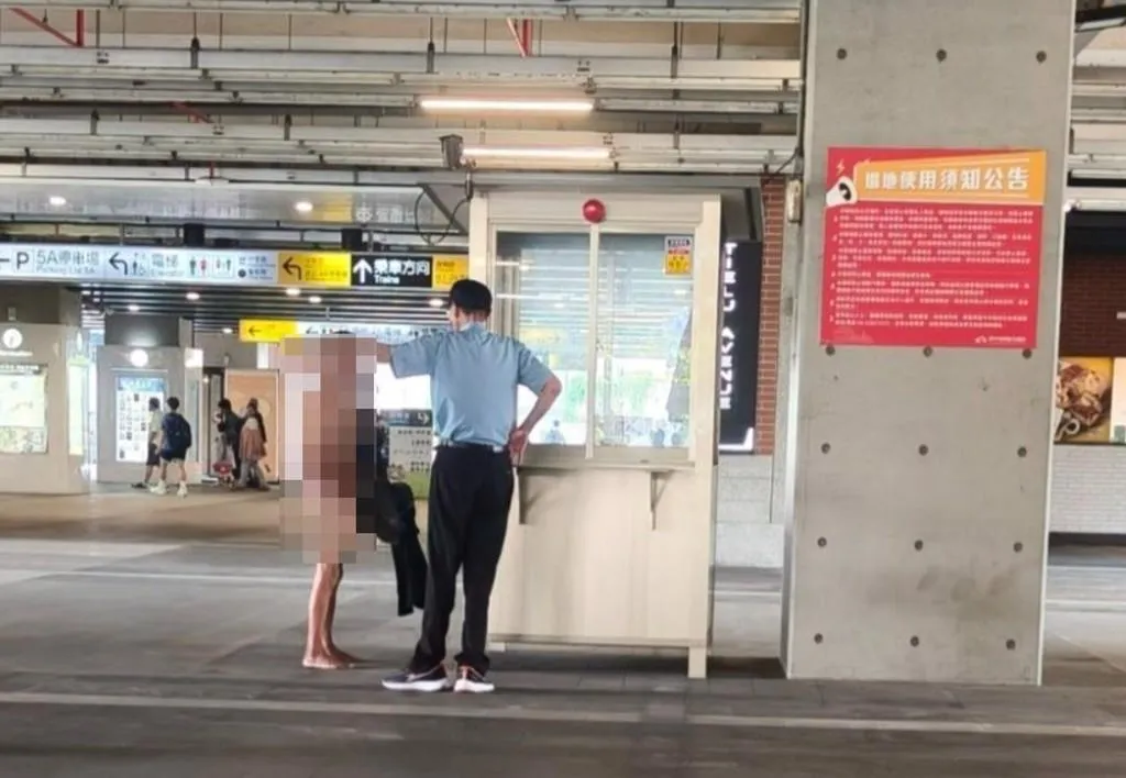 台中火車站5日下午，一名全裸阿伯在車站停車場內遊蕩，引發民眾關注。（圖/翻攝自爆料公社）