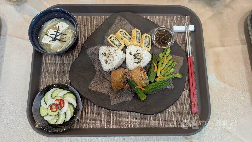 董氏基金會食品營養中心指出，吃播影片所傳遞的食物色香味、進食畫面咀嚼聲、愉悅氛圍等，透過視覺與聽覺刺激，有助長者喚起進食興趣。（圖／中央社）
